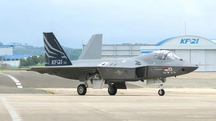 南韓自主研製的KF-21「獵鷹」超音速噴氣式戰鬥機原型機，19日成功完成首次試飛。圖為日前地面滑行測試照。 圖：翻攝推特
