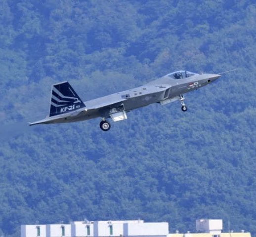 南韓自主研製的KF-21「獵鷹」超音速噴氣式戰鬥機原型機，19日成功完成首次試飛。 圖：翻攝Fighterman_FFRC推特