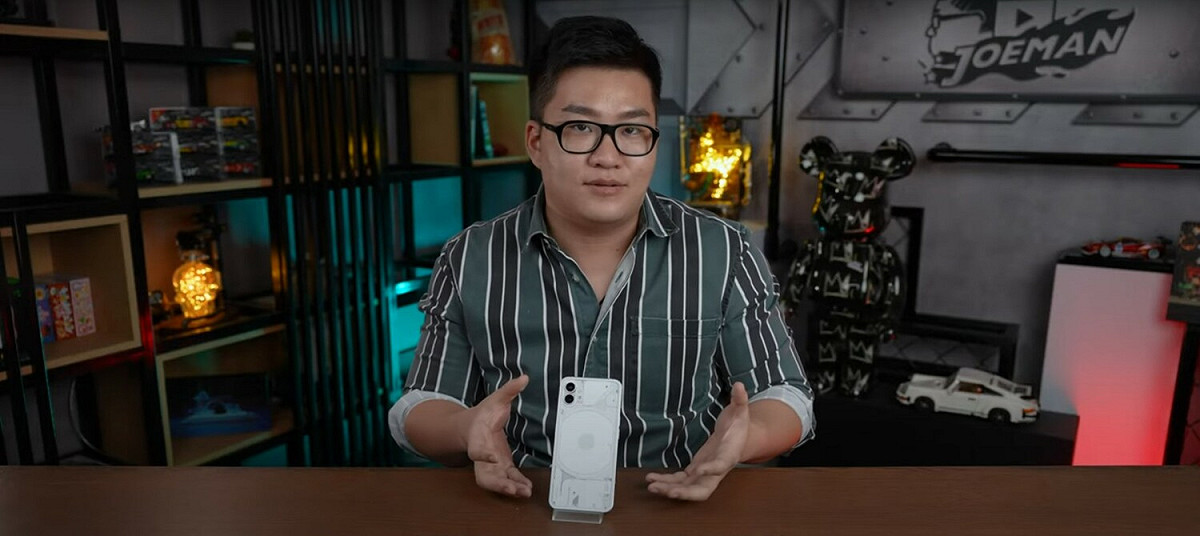 YouTuber 「Joeman」昨(18)日也拿到實體機開箱，酷炫的背蓋設計以及親民價格，吸引不少人的目光，直言「長得很像iPhone，但特色更強」給出高評價。