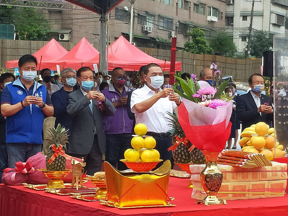 新北市土城區中央路四段52巷及頂埔街口一處公辦都更案，今早由侯友宜主持開工動土。 圖：林金結服務處提供