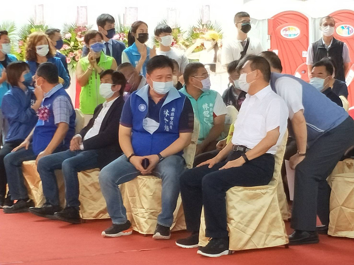 侯友宜與市議員林金結等交換意見。 圖：林金結服務處提供