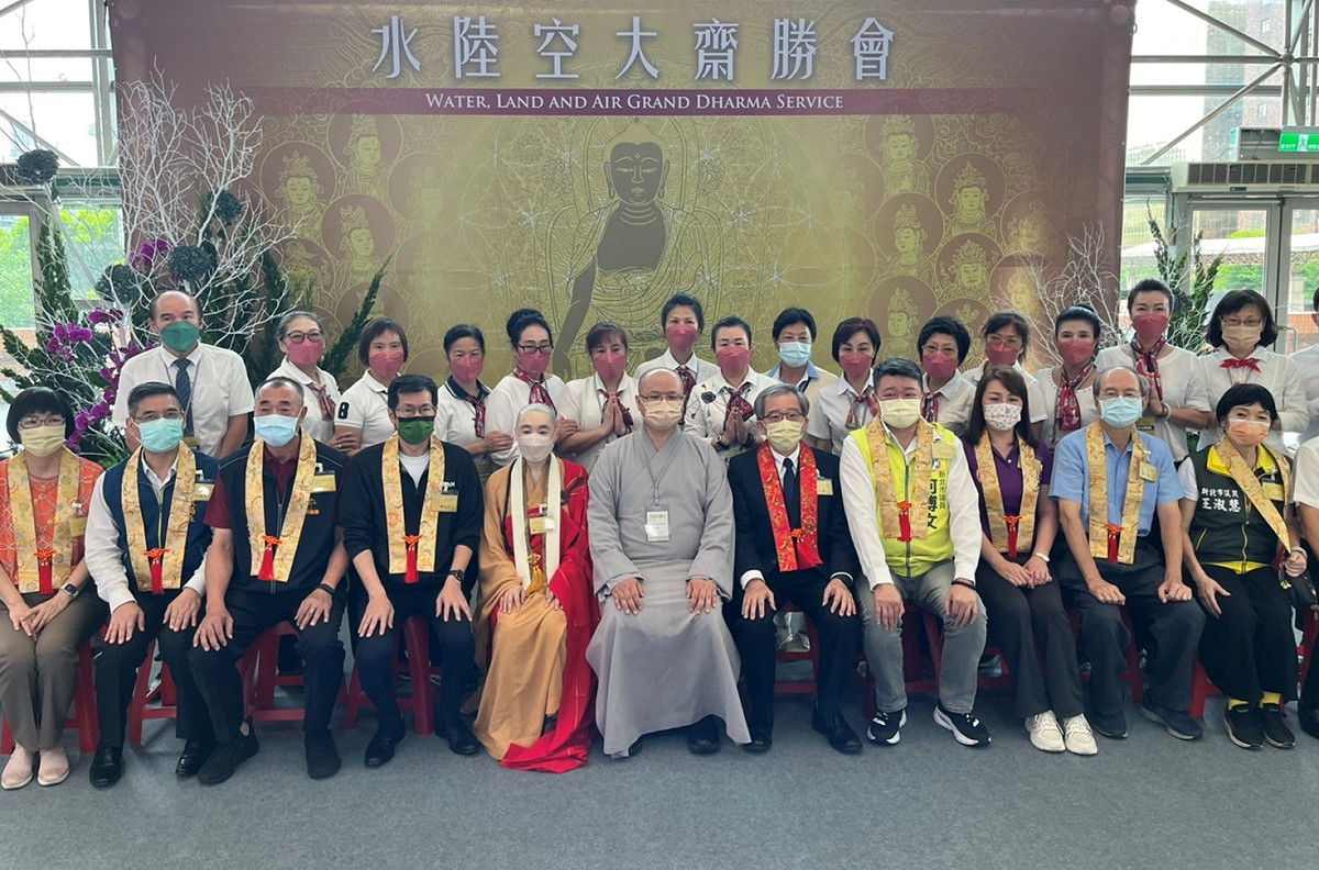財團法人佛教僧伽醫護基金會與淨土院今（19）日在板樹體育館舉辦「2022悲心眾生慈祐世界水陸空大齋勝會祈福活動」。 圖：新北市民政局提供