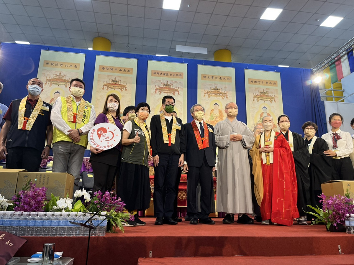 財團法人佛教僧伽醫護基金會與淨土院聯合捐贈200萬元及物資。 圖：新北市民政局提供
