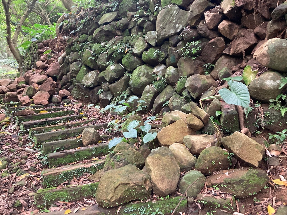 大路崁登山砌石步道修復前。