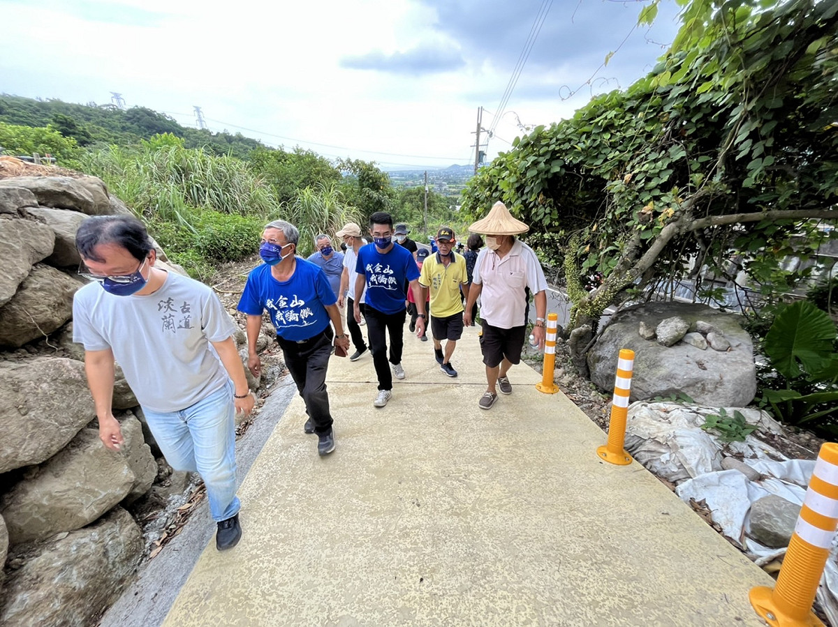 金山區長與觀旅局長與里長民眾一同健行。