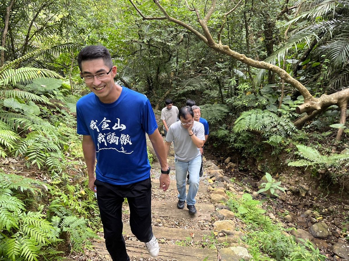 金山區長與觀旅局長與里長民眾一同體驗步道。