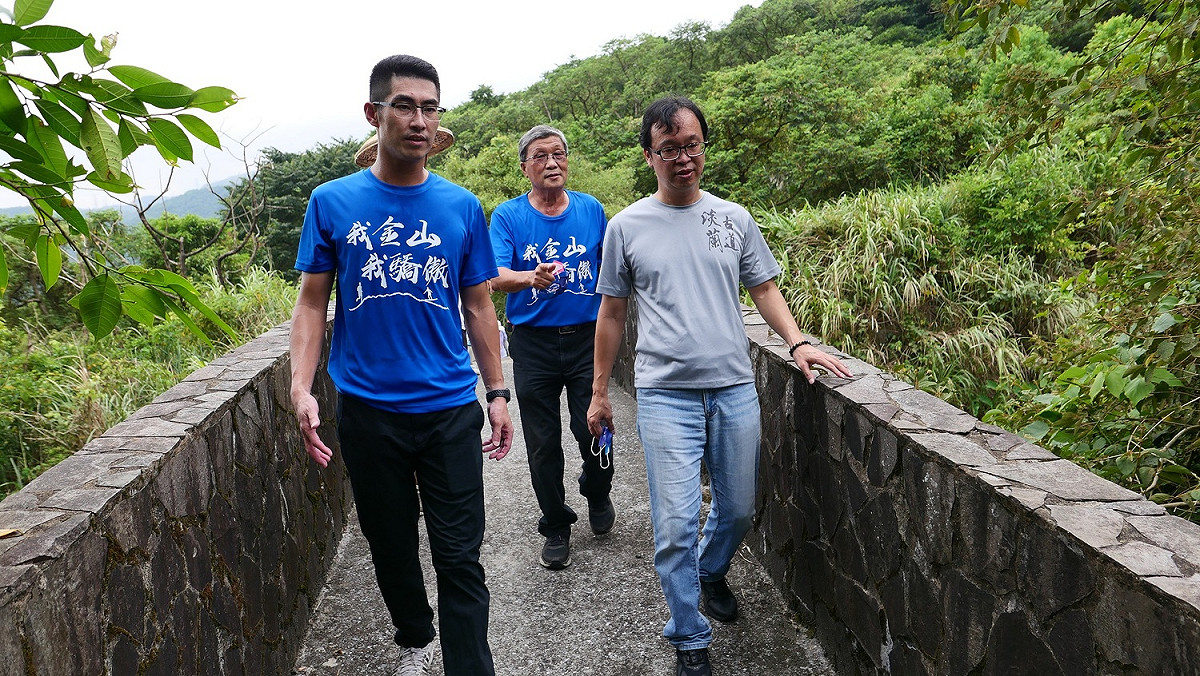 金山區長與觀旅局長與民眾一同健行。