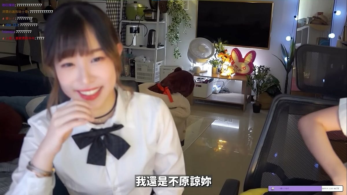 親吻後兩人都還是笑容滿面，但妲妲還是說「我不要原諒妳。」，赤鬼則回應「太難過了吧」。 圖：翻攝自赤鬼的色狗頻道