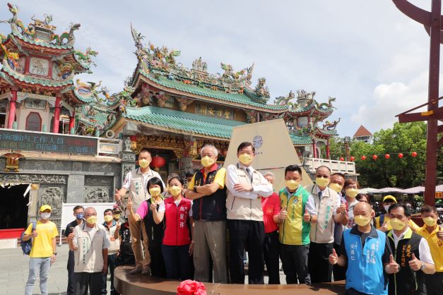 民政局長姜淋煌、開台天后宮主委盧友禮、火山碧雲寺董事長陳清鏗等人今日於安平開台天后宮舉辦記者會，宣傳台南傳統做16歲成年禮活動，今年限定成年禮文創商品也亮相登場，廣邀台南青少年朋友一同參加。 圖：黃博郎／攝
