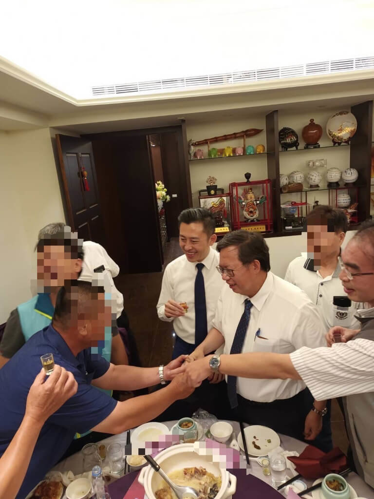 鄭文燦及桃園市政府勞動局長吳宏國帶著林智堅在宴席上逐桌敬酒。 圖：凌濤提供