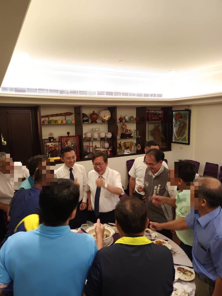 鄭文燦及桃園市政府勞動局長吳宏國帶著林智堅在宴席上逐桌敬酒。 圖：凌濤提供