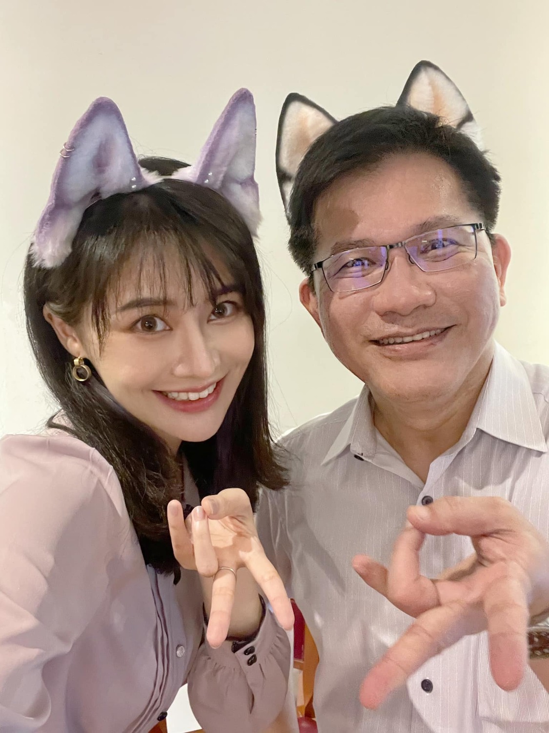 民進黨新北市長參選人林佳龍（右）找來立委賴品妤擔任發言人，結果第一天就被要求戴上道具耳朵，賣萌拍合照。 圖：翻攝自賴品妤臉書