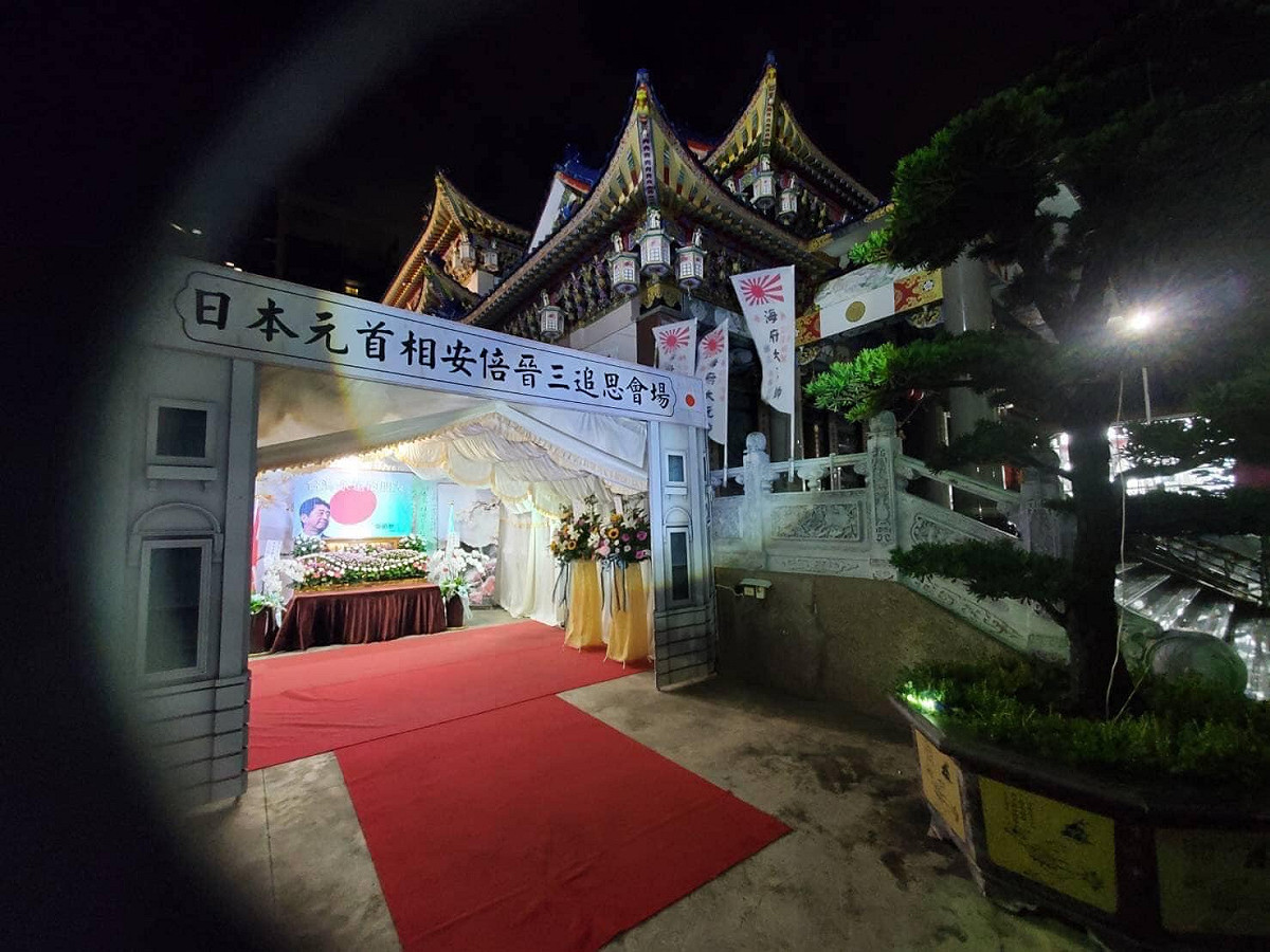 駐日代表處將台灣政要官員在臉書及推特上哀悼聲明以及台灣各界悼念的情形翻譯成日文，放在網站上，短短五日，吸引高達350萬次的點閱次數。 圖：取自謝長廷臉書