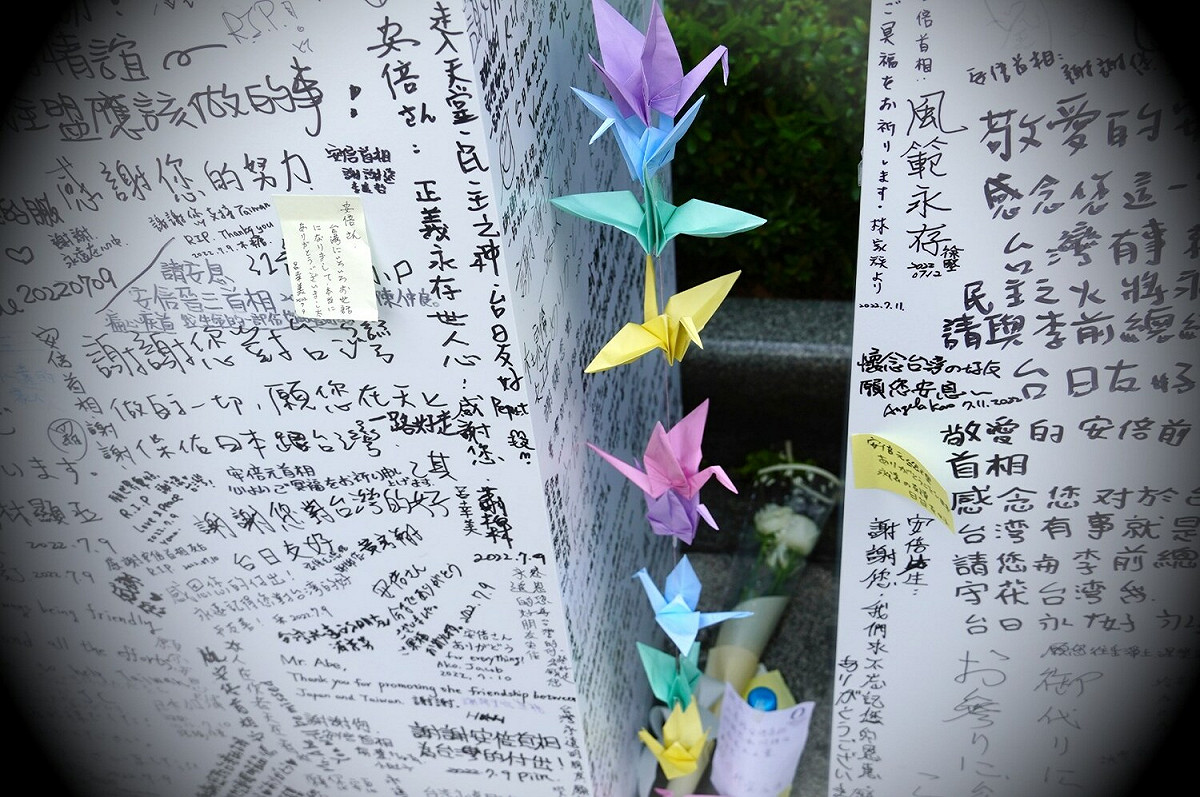 日台交流協會表示，安倍晉三的台北場及高雄場弔問簽名活動，總來場人數逼近1萬5千人。 圖：取自日台交流協會臉書