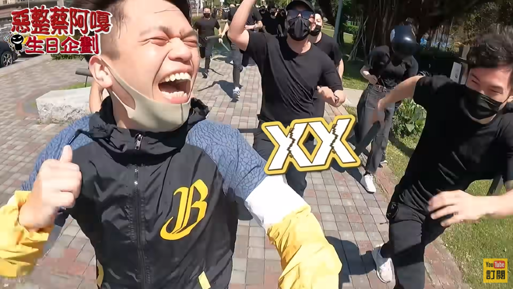 蔡阿嘎被一群黑衣人追打。 圖：翻攝自YouTube/蔡阿嘎Life