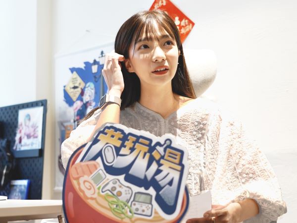 擔當跨ACG電玩節目四季主持棒的《共玩湯》知名實況主貝莉莓，7月22日晚間八點起，將與新加入的夥伴、全能藝人阿達攜手重磅回歸。