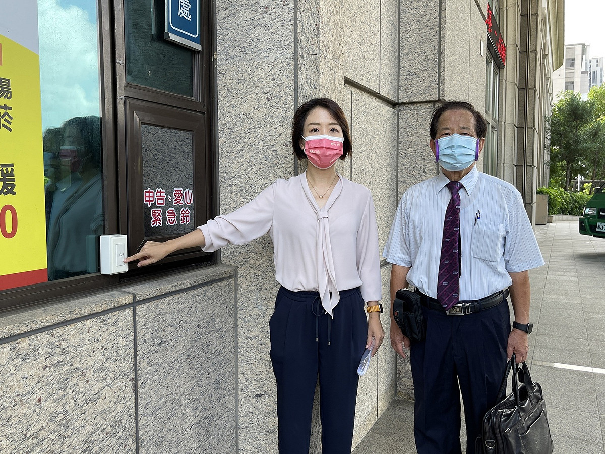民進黨發言人、新竹市議員李妍慧今（20）天上午到新竹地檢署按鈴申告。 圖：李妍慧提供