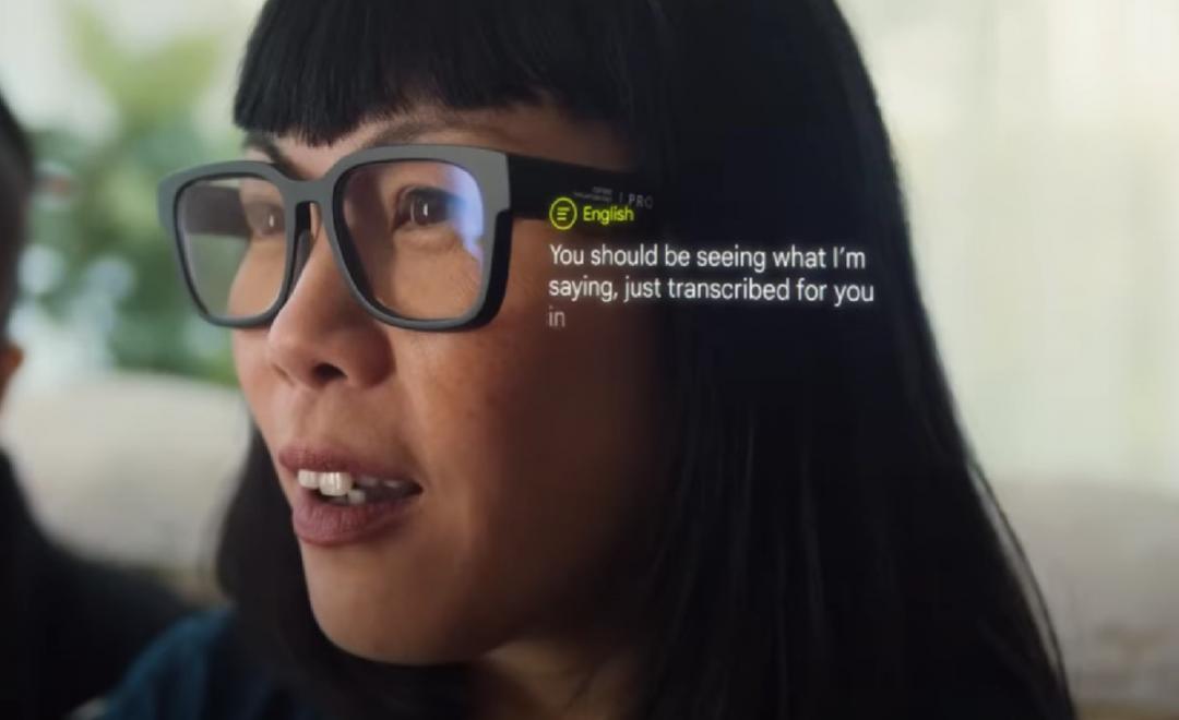 Google昨(19)日在官網宣布，將在公共場所中檢測擴增實境（AR）原型版眼鏡。 圖：翻攝自Google官方影片