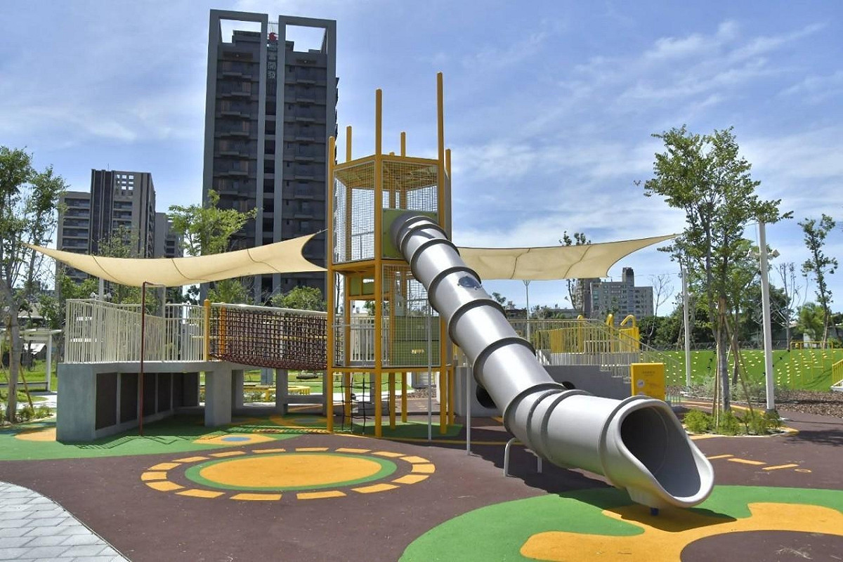 結合工業元素的籬仔內公園遊戲場。 圖：高雄市工務局提供