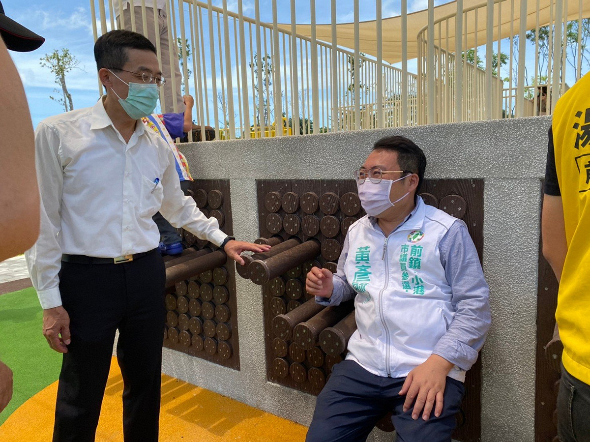 黃彥毓(右)試玩遊戲設施。 圖：翻攝黃彥毓臉書