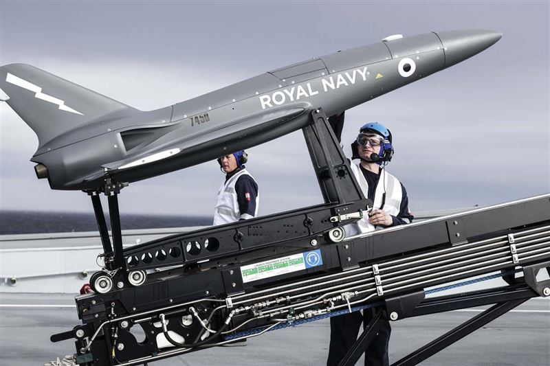 英國皇家海軍航空母艦「威爾士親王號(R09)」將搭載「女妖」無人機，進行「吸血鬼計畫」技術驗證。 圖：翻攝英國皇家海軍網站