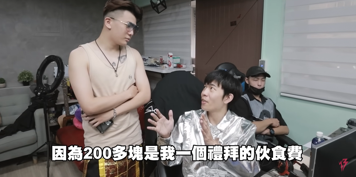 培根(右)坦言一個禮拜的伙食費只有200多塊。