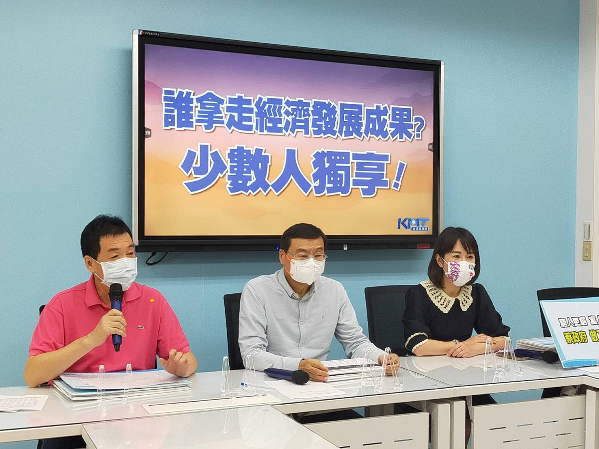 國民黨團召開記者會，抨擊蔡政府只會選舉、大內宣，對於拉近貧富差距、改善低薪問題束手無策。 圖：國民黨立法院黨團/提供