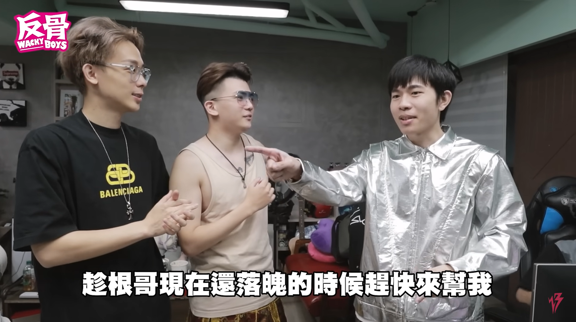 培根(右)因投資失利負債中。
