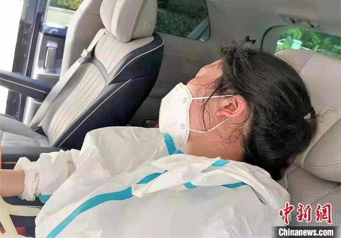 中國極端氣侯襲來，高溫使身穿全身防護衣的工作人員中暑。 圖：擷取自中新網（資料照）