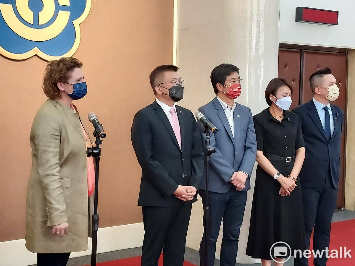 歐洲議會副議長畢爾、蔡其昌(左二)接受媒體訪問。 圖：陳佩君／攝