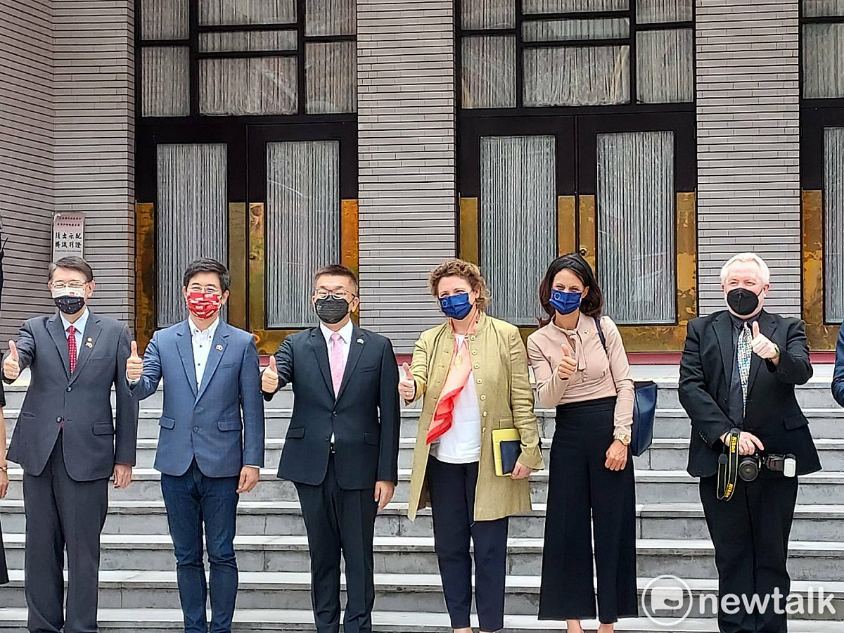 歐洲議會副議長畢爾(右三)訪問團今天(20日)前往立法院拜會。 圖：陳佩君／攝