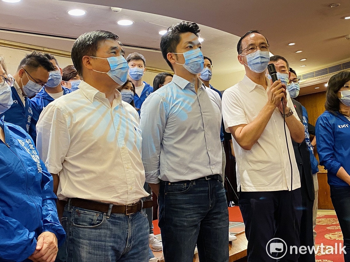國民黨主席朱立倫（右起）、國民黨台北市長參選人蔣萬安、前台北市長郝龍斌。 圖：周煊惠 / 攝