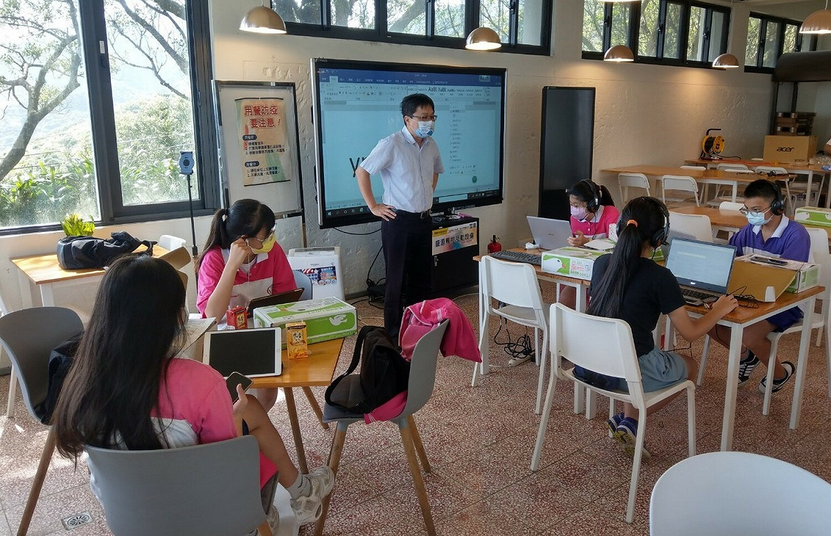 擔任Easy Leap計畫瑞芳區中心學校欽賢國中校長林才乂帶領偏鄉學生們進行線上營隊。 圖：新北市教育局提供