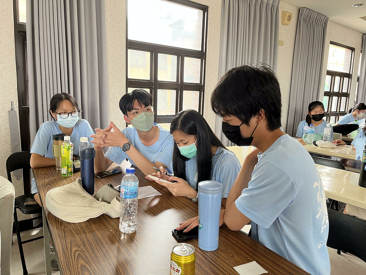 海外青年志工討論營隊課程，其中包括美國文化節日、熱門運動項目及舞蹈教學等線上課程。 圖：新北市教育局提供