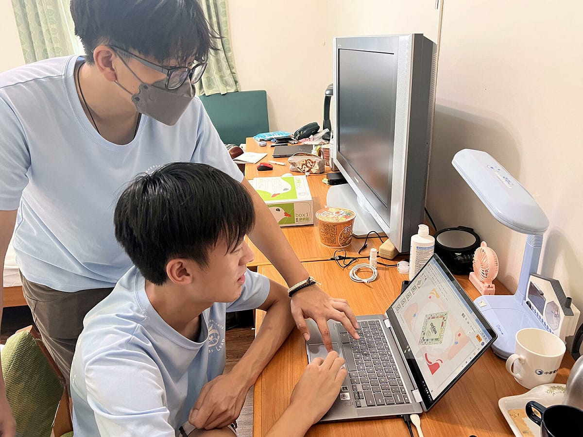 Brian（左）與志工夥伴們進行線上營隊，期待給學生們豐富有趣的視訊教學課程。 圖：新北市教育局提供