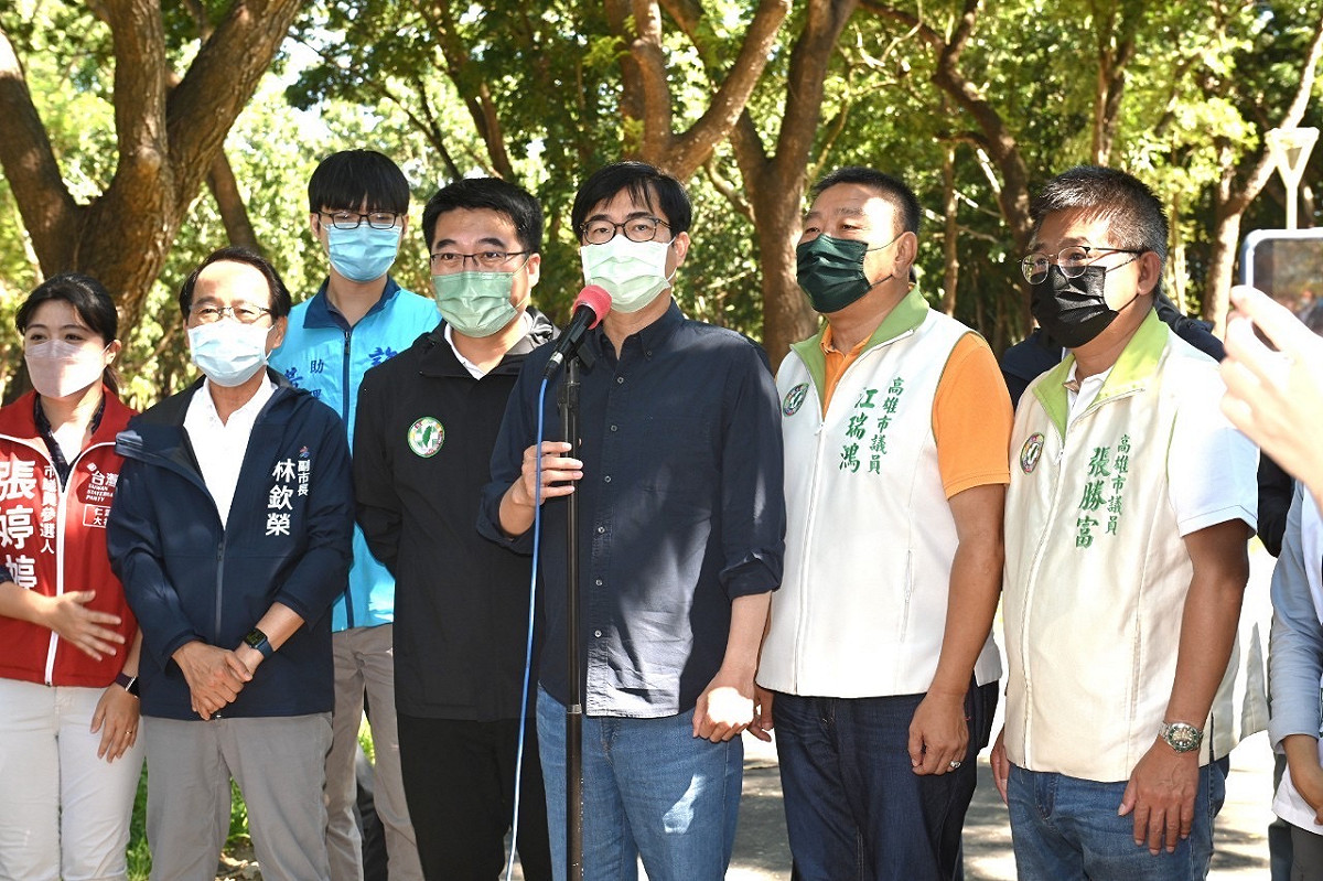 陳其邁(右三)視察中山大學仁武校區綠美化工程。 圖：高雄市政府提供