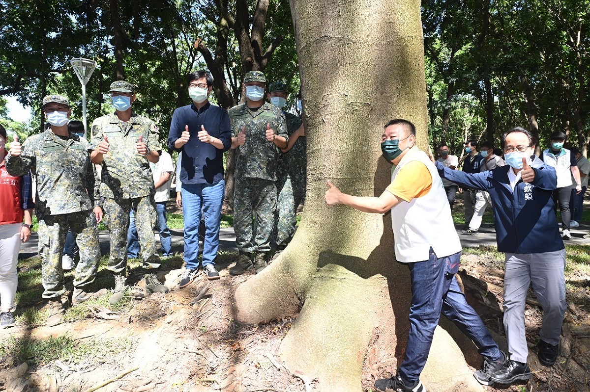 陳其邁(左三)視察軍備局西營區綠美化工程。 圖：高雄市政府提供