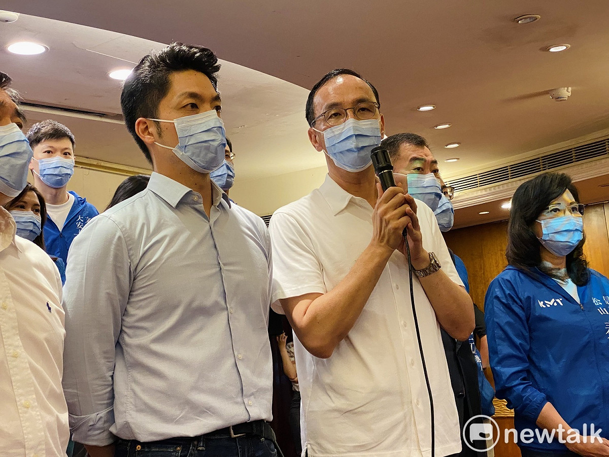 國民黨主席朱立倫（左）、台北市長參選人蔣萬安（右）。 圖：周煊惠 / 攝（資料照）