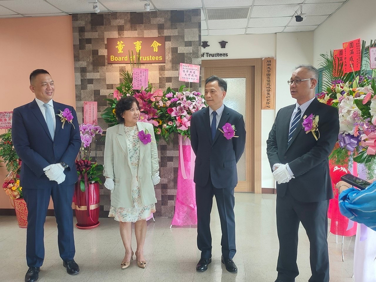 開南大學今於行政大樓舉辦「國家與區域發展研究中心」的揭牌儀式，各界贈祝賀花籃。 圖／開南大學提供