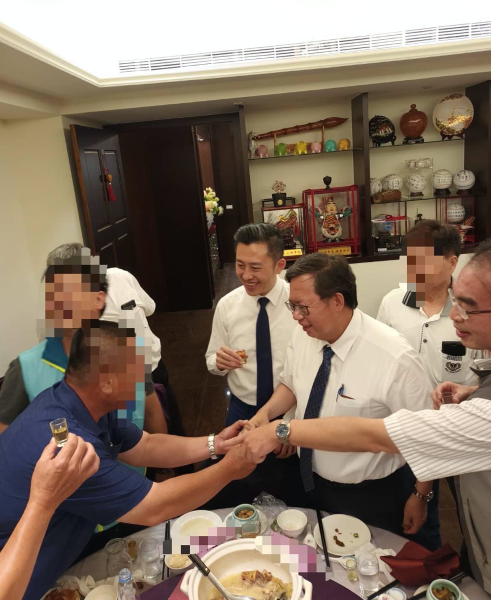 桃園市長鄭文燦、市長參選人林智堅、桃園市政府勞動局局長吳宏國，逐桌敬酒違反規定。 圖：翻攝自桃園市議員參選人凌臉書