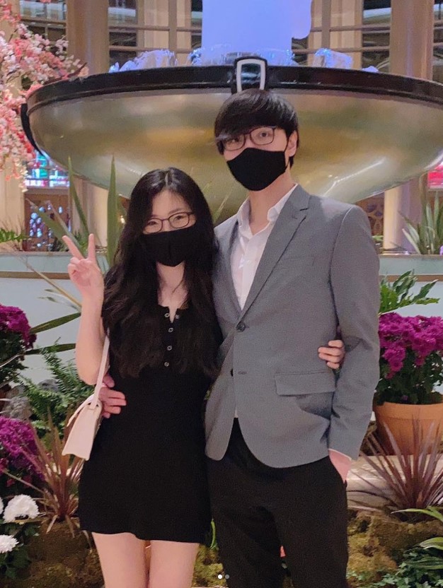 韓裔美籍實況主BoxBox與女友Enluna。