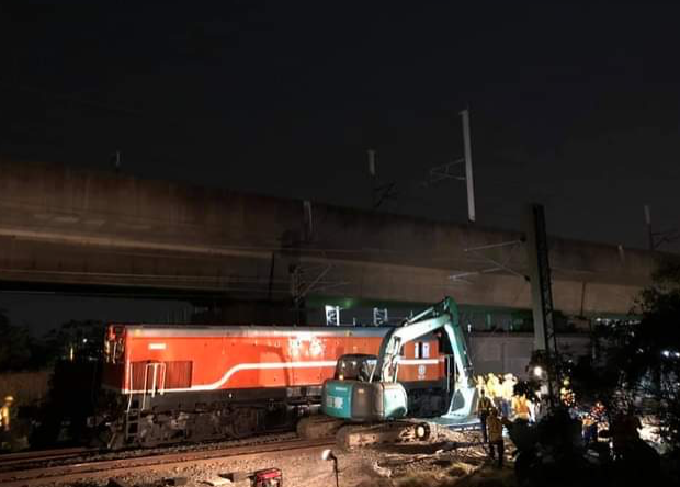 2020年台鐵3198次電聯車行經高雄市屏山巷時，撞上卡在平交道的貨運半聯結車，對此，國家運輸安全調查委員會調查，並要求改善。 翻攝自：交通部台灣鐵路管理局臉書