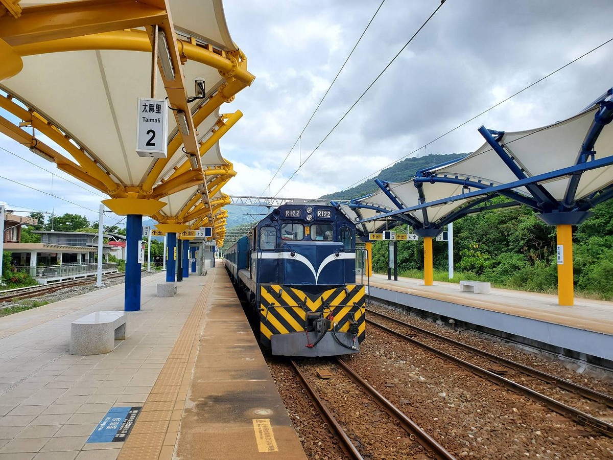 藍皮解憂號列車以枋寮車站為起點，途經枋山、金崙、太麻里等車站，最後來到台東車站。 圖：翻攝自藍皮解憂號vs藍皮意象館臉書