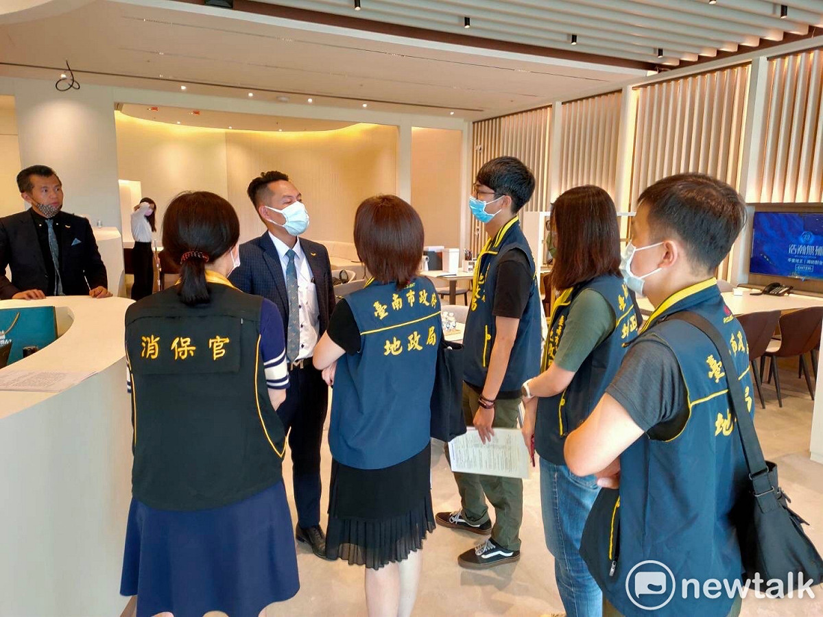 近日媒體報導台南房市開價創新高引發關注，台南市政府地政局今日邀集消保官至該建案銷售中心現場辦理聯合稽查，維護不動產交易安全，預防炒房歪風。 圖：黃博郎／攝