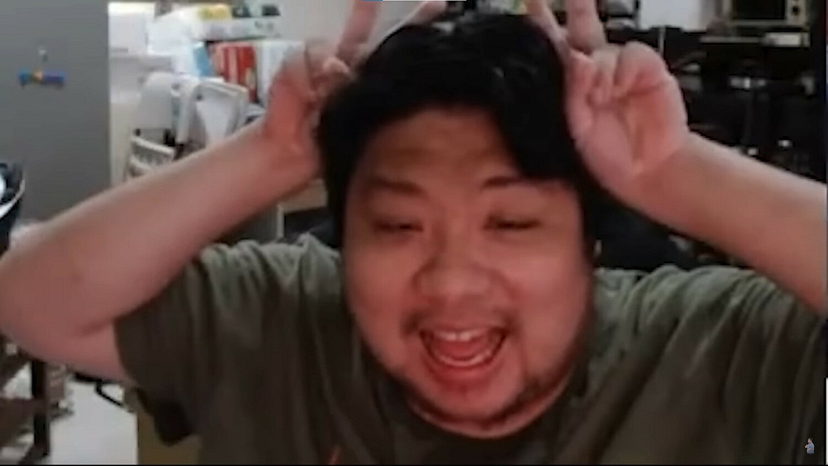 統神甚至在確定四下無人後，舉起雙手假裝自己是兔子，效果做好做滿。