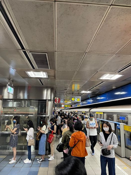 北捷板南線今日出現列車故障事故，造成通勤人潮塞滿月台。 圖：翻攝自臉書「廢公社公開版」