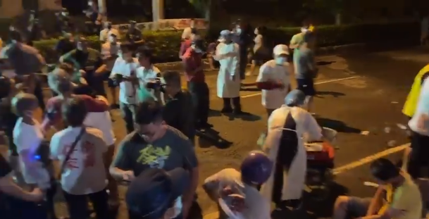 苗栗縣坤輿掩埋場業者今（21）日凌晨3時發動夜襲，與民眾爆發流血衝突，有人被打得頭破血流、還有人休克，數人送醫。 圖：截自反坤輿事業廢棄物掩埋場自救會臉書直播