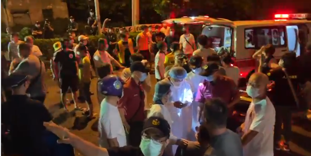 苗栗縣坤輿掩埋場業者今（21）日凌晨3時發動夜襲，與民眾爆發流血衝突，有人被打得頭破血流、還有人休克，數人送醫。 圖：截自反坤輿事業廢棄物掩埋場自救會臉書直播