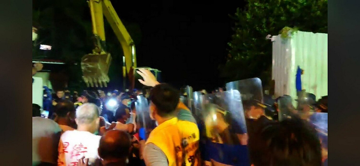 坤輿掩埋場業者夜襲，以怪手要排除自救會設在門口的石塊，大批黑衣人從場內竄出，與民眾爆發流血衝突。 圖：取自陳椒華臉書