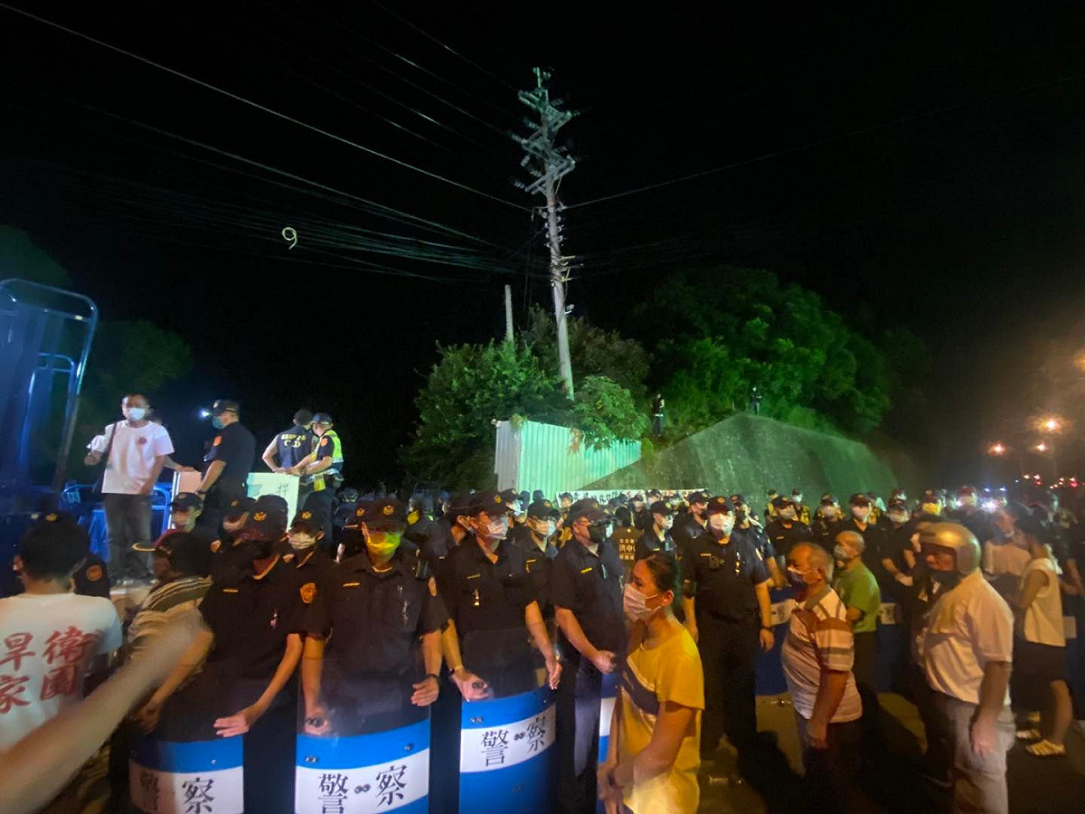 苗栗縣議員曾玟學指控，現場2、300個警察放著現場衝突，痛批苗栗縣政府放任黑衣人暴力，爛透了！ 圖：取自陳椒華臉書